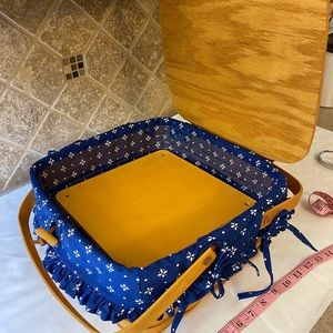 Longaberger Classic Picnic Basket w/Blue liner. 💙